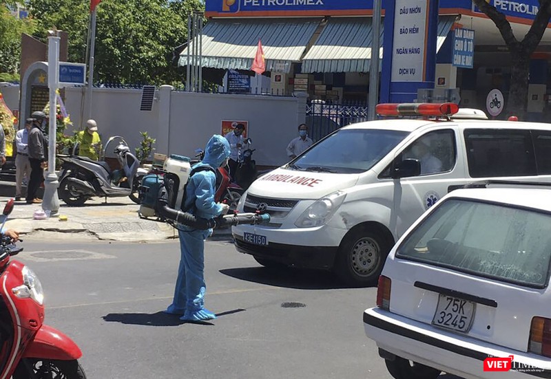 Xe ra vào chốt kiểm soát đều được phun khử trùng chặt chẽ