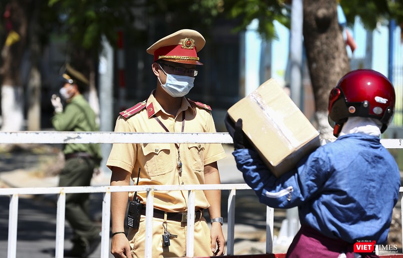 Thêm một trường hợp gửi hàng từ bên ngoài vào bên trong được chặn lại chờ kiểm soát