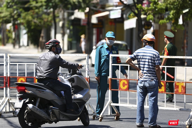 Dân phòng và quân đội cũng được huy động giám sát phong tỏa