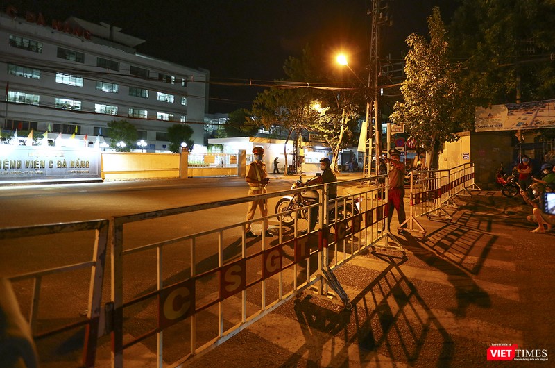 Đúng 0h, toàn bộ khu vực bị phong tỏa