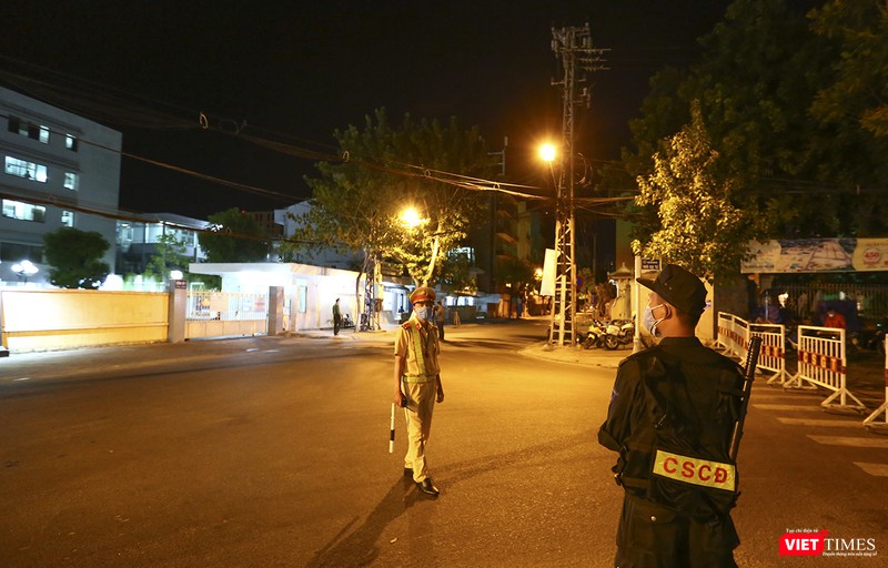 Tất cả người dân không phận sự bị cấm đi vào bên trong