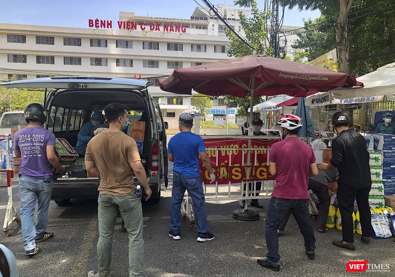 Các tình nguyện viên khẩn trương chuyển hàng xếp lên xe để kịp chuyển vào trong