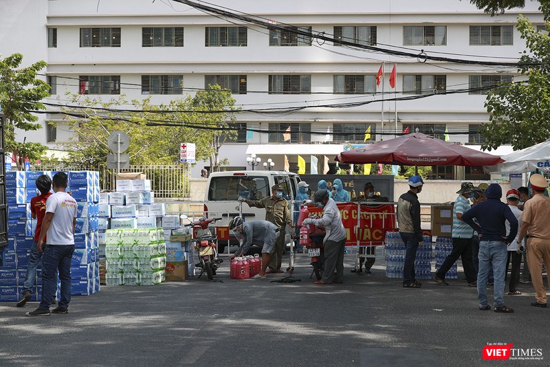 Có cả những chuyến hàng chở bằng xe máy của người dân