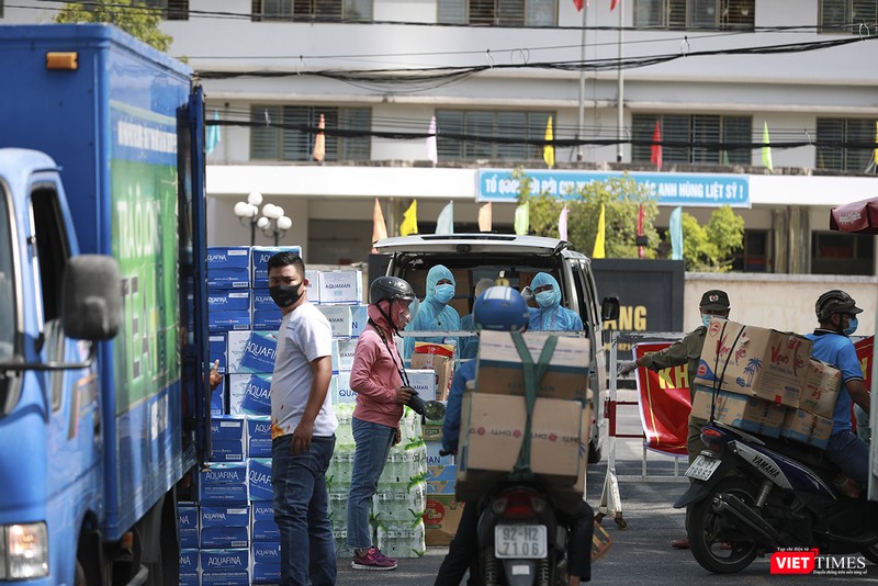 Liên tục những chuyến xe chở hàng đến điểm tiếp nhận