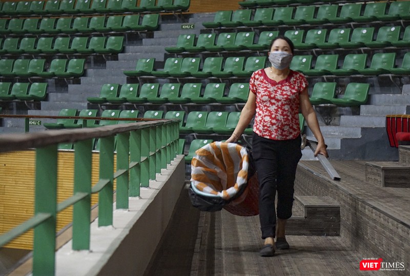 Phía bên trong, công việc dọn dẹp bắt đầu