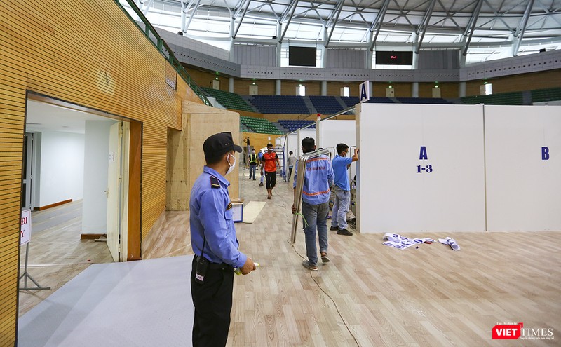 Lực lượng công nhân thi công luôn được giám sát y tế và an ninh