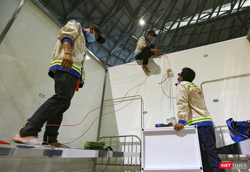 Ở dãy buồng bệnh khác, công tác lắp đặt hệ thống điện được nhanh chóng thi công