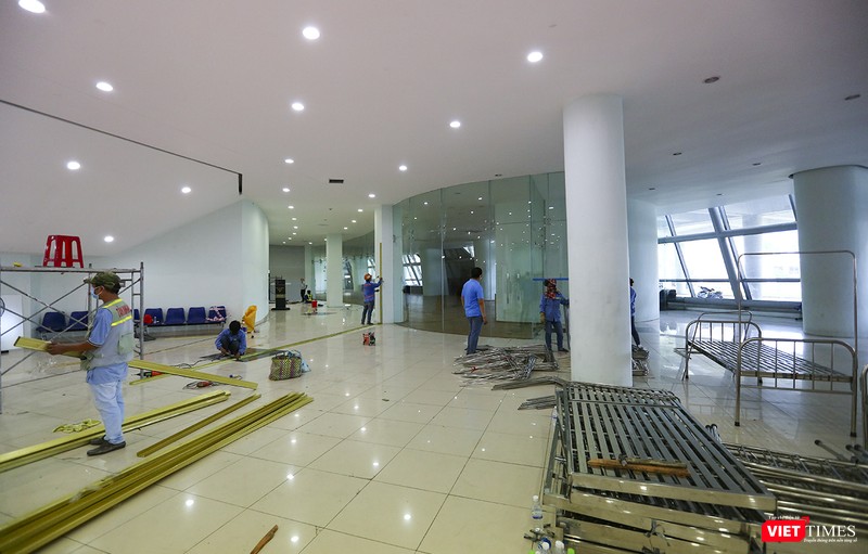 Phía bên ngoài, vật tư thiết bị được bố trí sẵn sàng