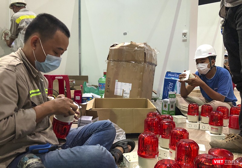 Công nhân khẩn trương thi công