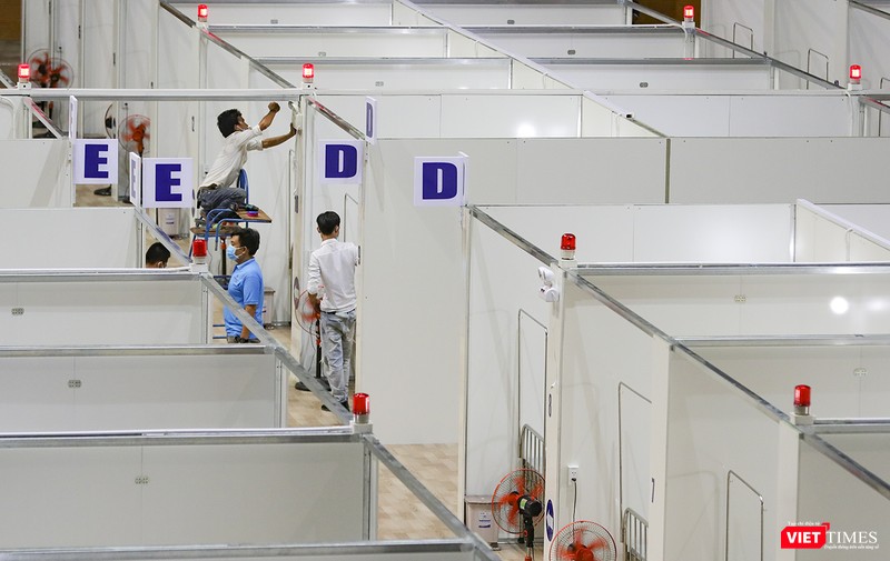 Lực lươnhj công nhân hoàn thiện những khâu cuối cùng trước khi lực lượng y tế tiếp quản lắp đặt thiết bị y tế