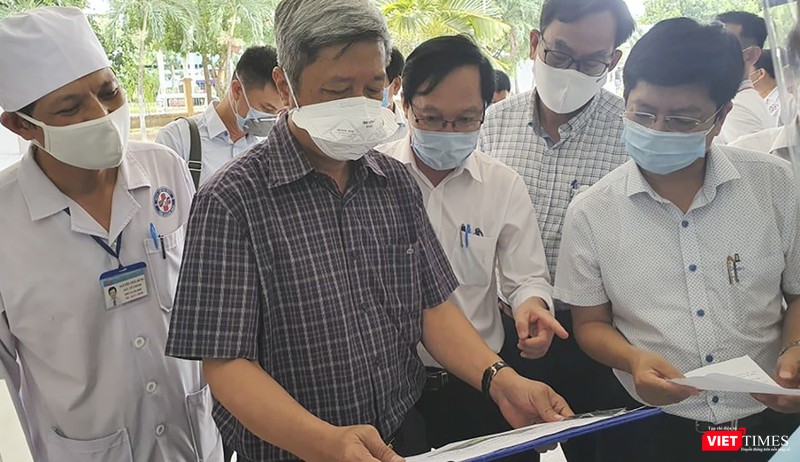 Thứ trưởng Bộ Y tế Nguyễn Trường Sơn kiểm tra công tác phòng, chống dịch tại Quảng Ngãi (Ảnh: Anh Văn-Tuấn Dũng) Thứ trưởng Bộ Y tế Nguyễn Trường Sơn kiểm tra công tác phòng, chống dịch tại Quảng Ngãi (Ảnh: Anh Văn-Tuấn Dũng)