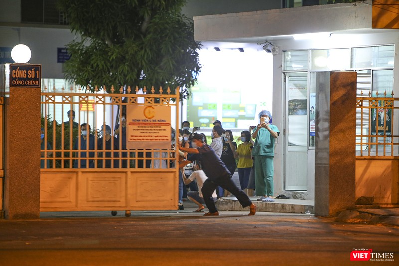 Đúng 0h ngày 8/8, cánh cổng chính Bệnh viện C Đà Nẵng đã được mở trở lại sau 14 ngày phong tỏa Đúng 0h ngày 8/8, cánh cổng chính Bệnh viện C Đà Nẵng đã được mở trở lại sau 14 ngày phong tỏa