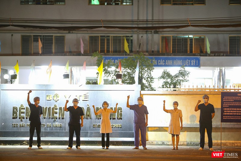 Các nhân viên y tế xếp hàng chào người dân ngay sau khi bệnh viện được dở bỏ phong tỏa Các nhân viên y tế xếp hàng chào người dân ngay sau khi bệnh viện được dở bỏ phong tỏa