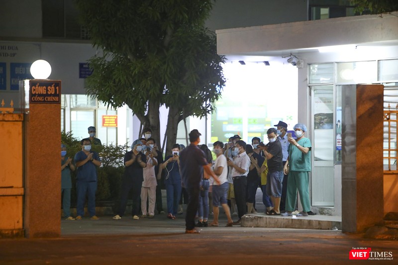 Nhân viên y tế bệnh viện từ bên trong nhìn ra Nhân viên y tế bệnh viện từ bên trong nhìn ra