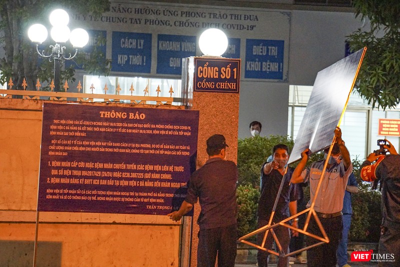 Lực lượng bảo vệ dựng lại các thông báo về tiếp nhận bệnh nhân Lực lượng bảo vệ dựng lại các thông báo về tiếp nhận bệnh nhân