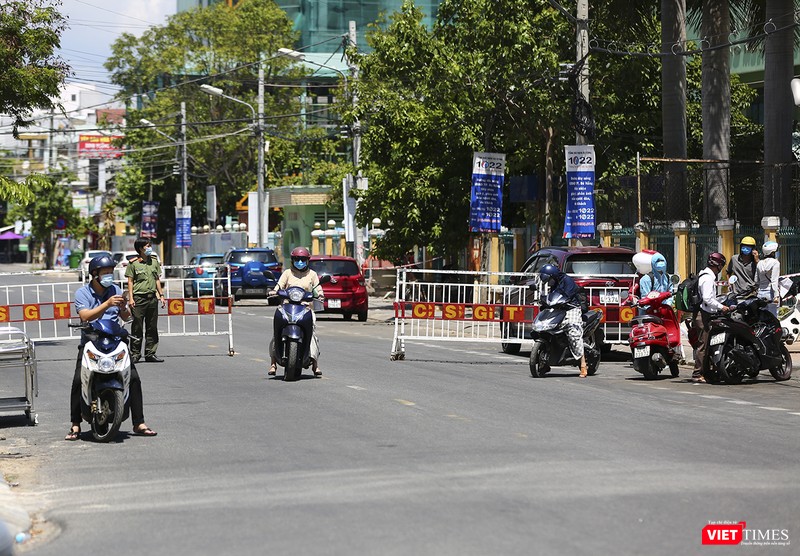 Khu vực Bệnh viện Đà Nẵng vẫn được phong tỏa và giám sát chặt chẽ Khu vực Bệnh viện Đà Nẵng vẫn được phong tỏa và giám sát chặt chẽ