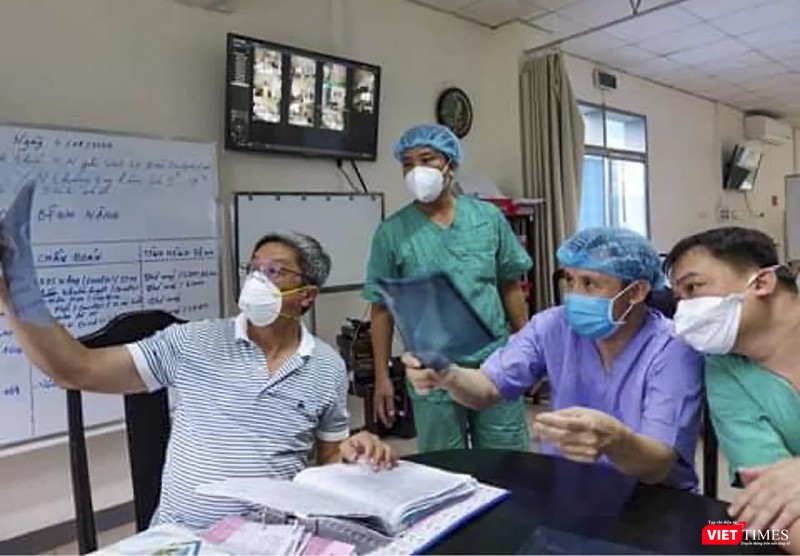 Thứ trưởng Bộ Y tế Nguyễn Trường Sơn - Trưởng Bộ phận thường trực của Bộ Y tế phòng chống dịch COVID-19 tại Đà Nẵng trong buổi làm việc với Bệnh viện Trung ương Huế cơ sở 2 Thứ trưởng Bộ Y tế Nguyễn Trường Sơn - Trưởng Bộ phận thường trực của Bộ Y tế phòng chống dịch COVID-19 tại Đà Nẵng trong buổi làm việc với Bệnh viện Trung ương Huế cơ sở 2