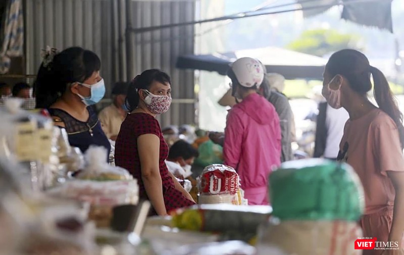 Tất cả tiểu thương và người dân đi chợ đều đeo khẩu trang và tuân thù quy định phòng dịch