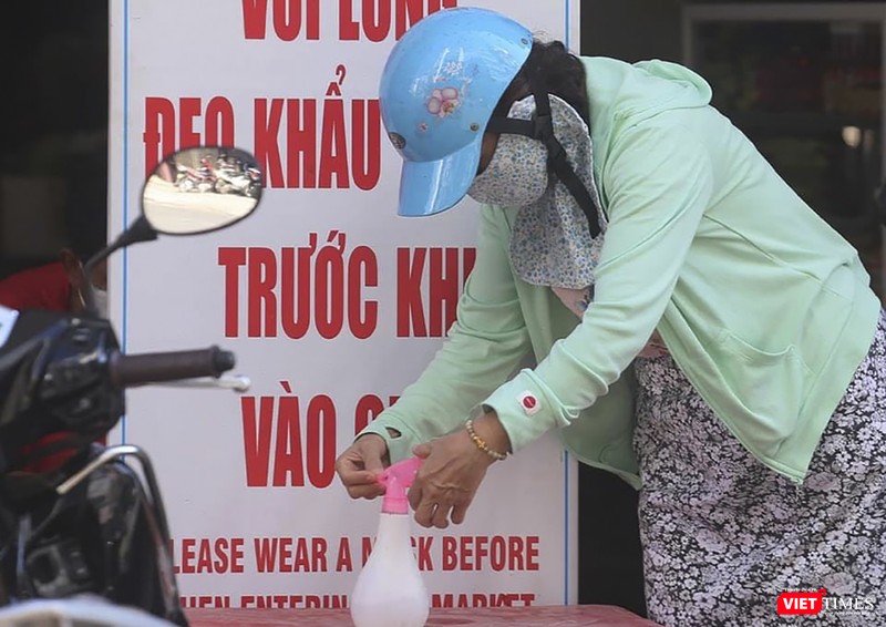 Người dân tự giác rửa tay trước khi vào chợ