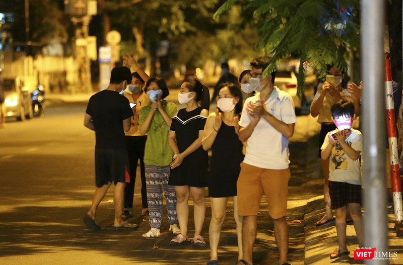 Trong niềm vui vỡ òa của người dân