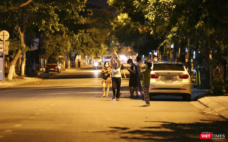 Người dân xuống đường vỗ tay ăn mừng