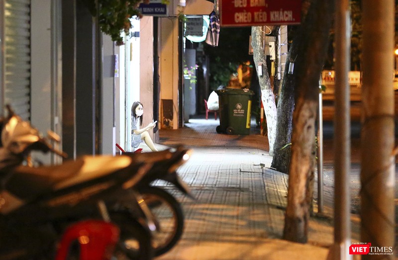 23h45, lác đác có vào người dân ra hiên nhà đứng chờ thời khắc khu vực được tháo dỡ lệnh phong tỏa