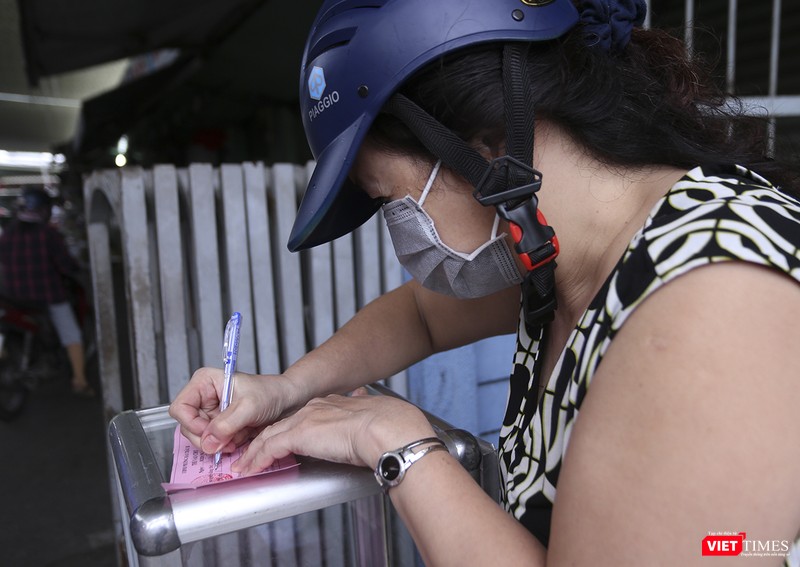 Điền thông tin cá nhân trên phiếu đi chợ