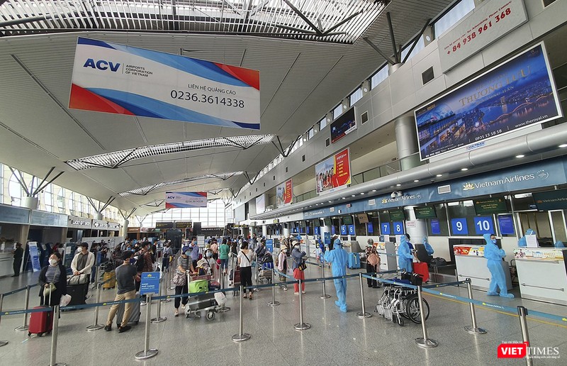 Sân bay Đà Nẵng trưa 12/8 đón hơn 400 du khách rời Đà Nẵng đi Hà Nội