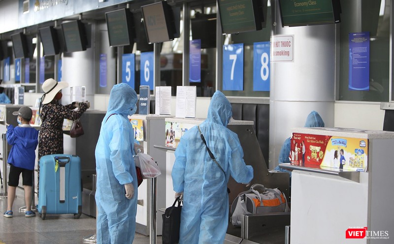 Làm thủ tục lên máy bay