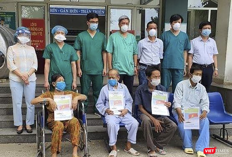 Các bệnh nhân chạy thận nhân tạo mắc COVID-19 tại buổi xuất viện Các bệnh nhân chạy thận nhân tạo mắc COVID-19 tại buổi xuất viện