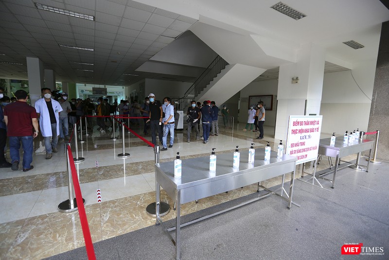 Thực hiện sát khuẩn, giãn cách và kiểm tra thân nhiệt Thực hiện sát khuẩn, giãn cách và kiểm tra thân nhiệt