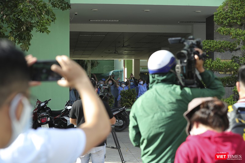 Đội ngũ y bác sĩ Bệnh viện Đà Nẵng vui mừng khi bệnh viện được dỡ bó lệnh phong tỏa Đội ngũ y bác sĩ Bệnh viện Đà Nẵng vui mừng khi bệnh viện được dỡ bó lệnh phong tỏa