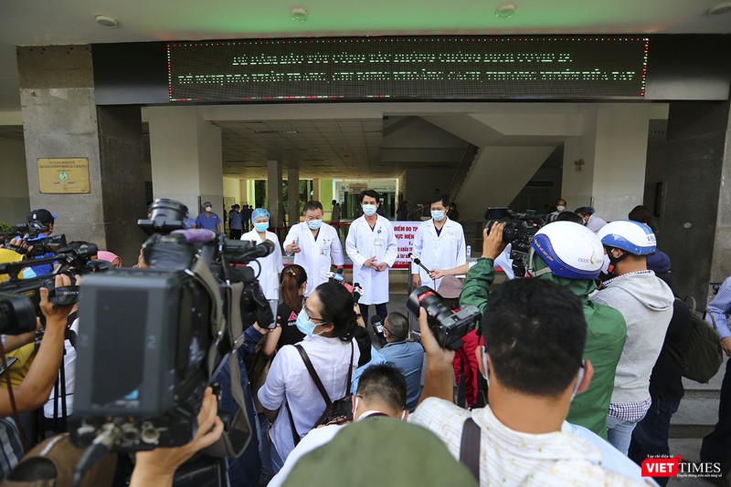 Lãnh dạo Bệnh viện Đà Nẵng trả lời câu hỏi của báo giới Lãnh dạo Bệnh viện Đà Nẵng trả lời câu hỏi của báo giới