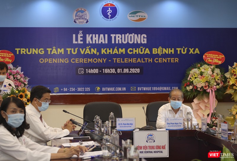 Các chuyên gia trong buổi tư vấn trực tuyến nhân sự kiện khai trương