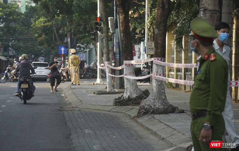 An ninh và hàng rào cách ly được thiết lập tại trường THPT Phan Châu Trinh