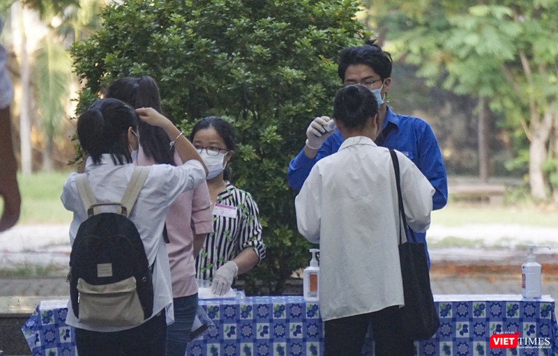 Thí sinh được đo thân nhiệt, thay khẩu trang và sát khuẩn tay trước khi vào phòng thi