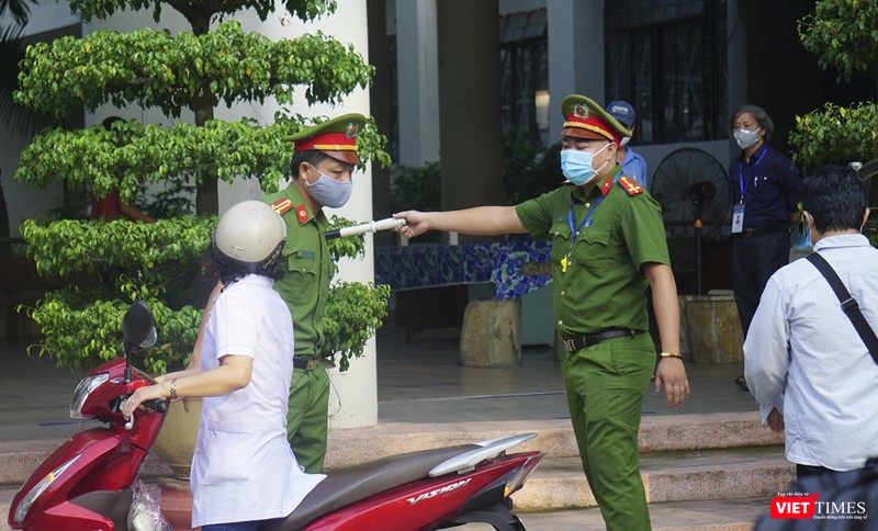 Lực lượng công an hướng dẫn tuân thủ quy định về an ninh và phòng dịch