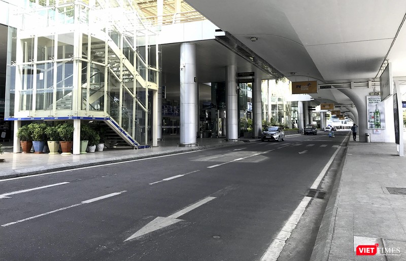 Đường dãn vào nhà ga nội địa Sân bay quốc tế Đà Nẵng vắng khách