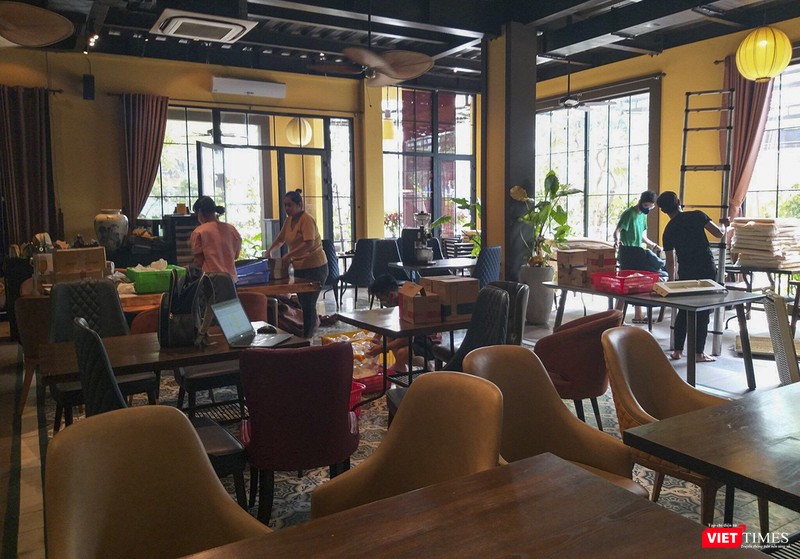 Nhân viên nhà hàng La Maison Deli Cafe & Restaurant trên đường 2 tháng 9 (quận Hải Châu, TP Đà Nẵng) dọn dẹp, kê lại bàn ghế để vừa đảm bảo phục vụ khách, vừa đảm bảo giãn cách Nhân viên nhà hàng La Maison Deli Cafe & Restaurant trên đường 2 tháng 9 (quận Hải Châu, TP Đà Nẵng) dọn dẹp, kê lại bàn ghế để vừa đảm bảo phục vụ khách, vừa đảm bảo giãn cách