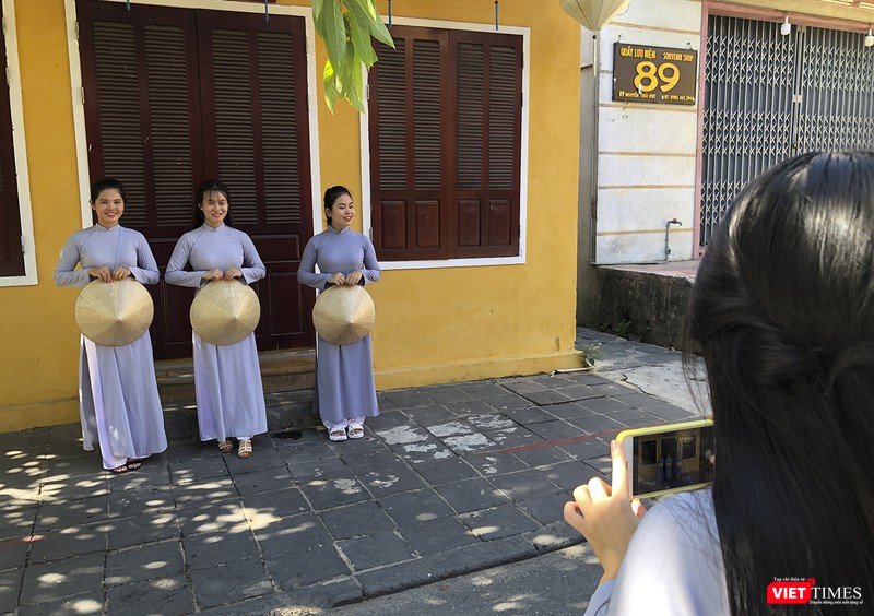 Các thiếu nữ ghi lại khoảnh khắc ở phố cổ với áo dài