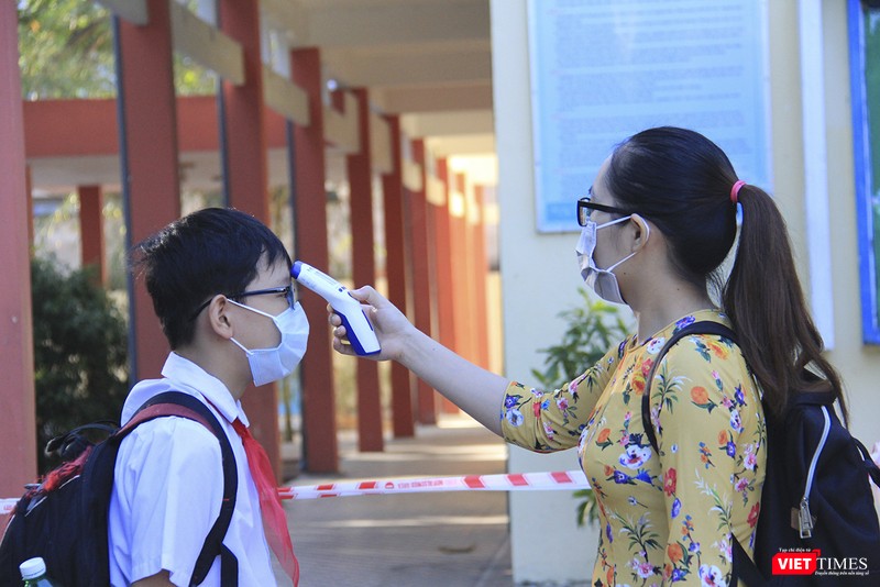 Học sinh được kiểm tra thân nhiệt khai khi đến trường
