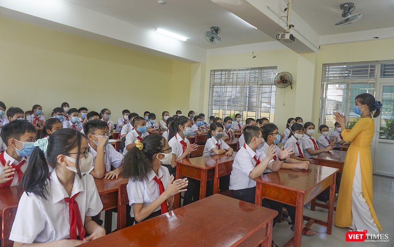 Học sinh và giáo viên tuân thủ việc đeo khẩu trang trong suốt thời gian ở lớp