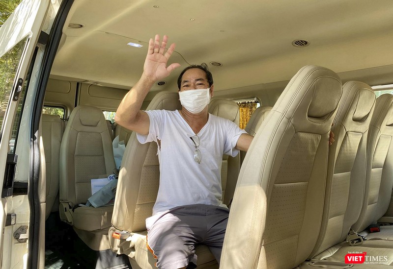 Bệnh nhân 936 tên H.Đ.B (trú phường Bình Thuận, quận Hải Châu, Đà Nẵng) chào các bác sĩ về nhà sau thời gian dài điều trị Bệnh nhân 936 tên H.Đ.B (trú phường Bình Thuận, quận Hải Châu, Đà Nẵng) chào các bác sĩ về nhà sau thời gian dài điều trị