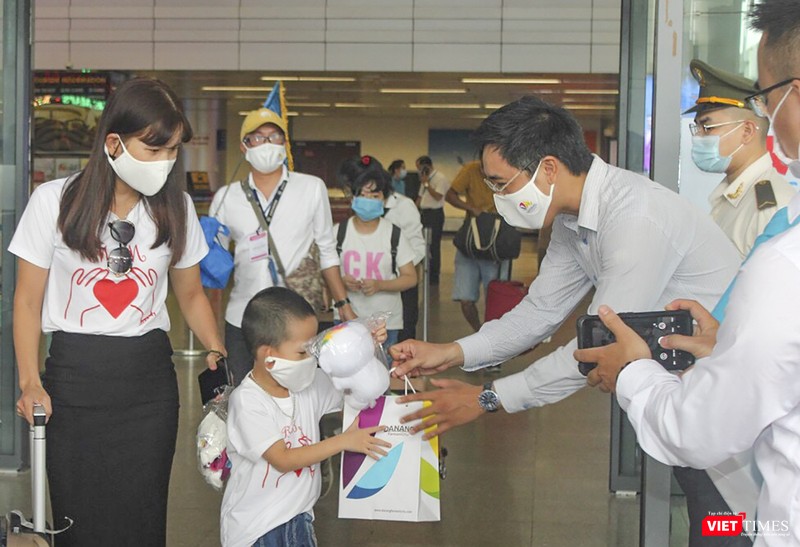 Đại diện ngành du lịch Đà Nẵng tặng quá cho du khách đến với Đà Nẵng