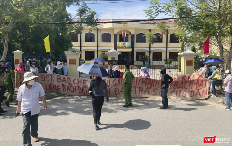Khách hàng mua đất nền liên quan đến 2 doanh nghiệp Bách Đạt An và Hoàng Nhất Nam đã tập trung tại cổng trụ sở TAND thị xã Điện Bàn (tỉnh Quảng Nam) để phản ánh vụ việc và yêu cầu được bảo vệ quyền lợi khi TAND thị xã Điện Bàn liên tục thông báo hoãn Khách hàng mua đất nền liên quan đến 2 doanh nghiệp Bách Đạt An và Hoàng Nhất Nam đã tập trung tại cổng trụ sở TAND thị xã Điện Bàn (tỉnh Quảng Nam) để phản ánh vụ việc và yêu cầu được bảo vệ quyền lợi khi TAND thị xã Điện Bàn liên tục thông báo hoãn