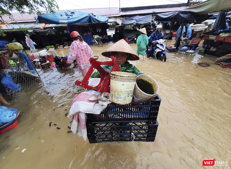 Người dân ở chợ Hội An chạy lũ