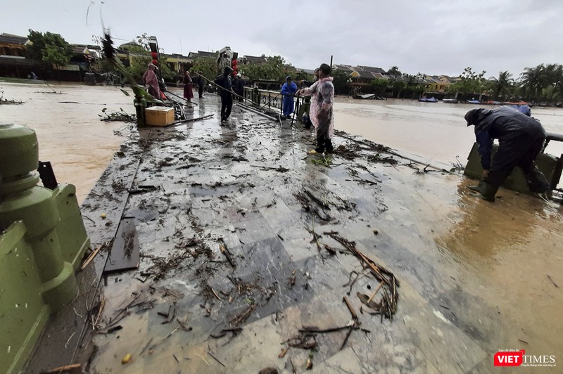 Lực lượng chức năng đang giải phóng gỗ từ thượng nguồn về mắc nơi cầu An Hội