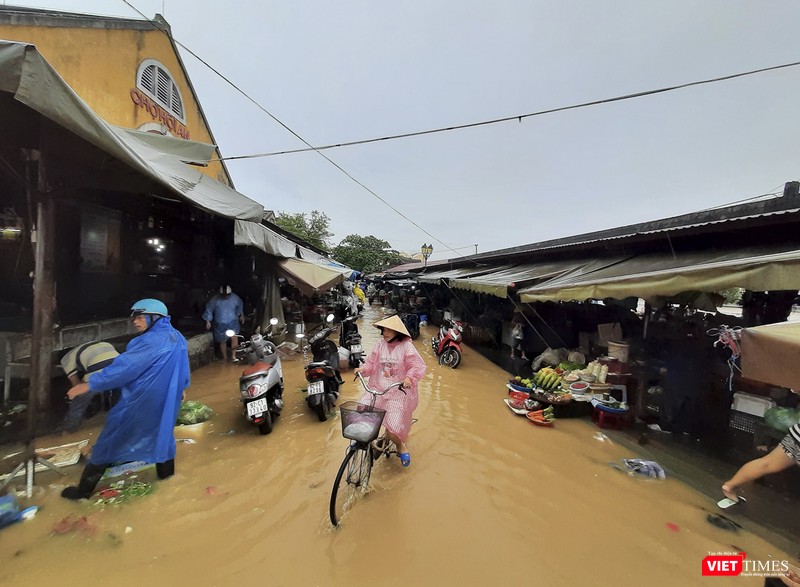 Chợ Hội An bắt đầu ngập trong nước lũ