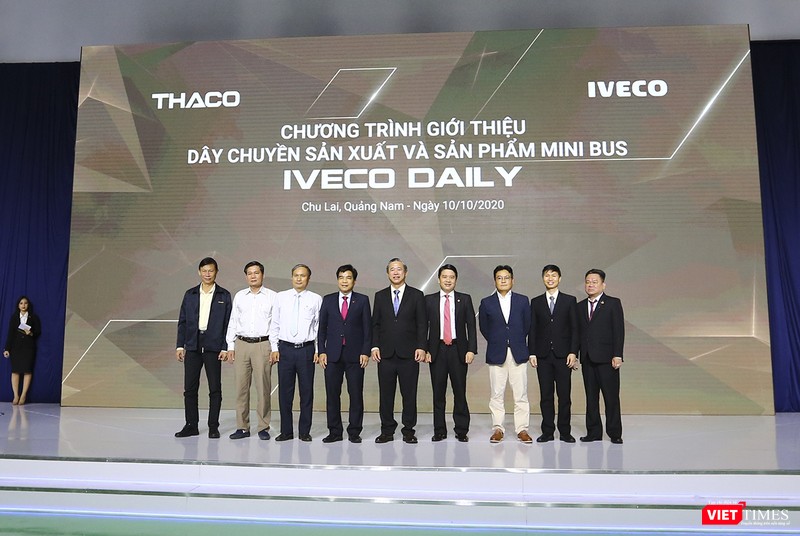 Lãnh đạo tỉnh Quảng Nam và Tập đoàn Thaco chụp ảnh lưu niệm tại buổi ra mắt dòng xe Mini Bus Iveco Daily Lãnh đạo tỉnh Quảng Nam và Tập đoàn Thaco chụp ảnh lưu niệm tại buổi ra mắt dòng xe Mini Bus Iveco Daily