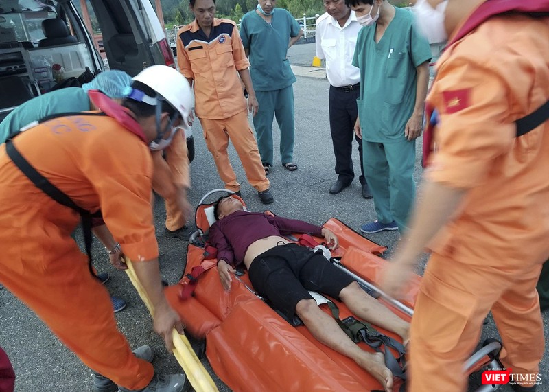 Lực lượng cứu nạn hàng hải cứu hộ ngư dân bị chìm tàu trên biển vào bờ Lực lượng cứu nạn hàng hải cứu hộ ngư dân bị chìm tàu trên biển vào bờ